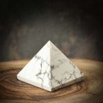 Howlite Pyramids 24 - 31 mm